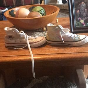 New lil girls size 11 converse never been wore